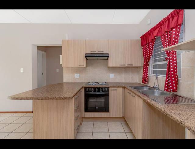 2 BEDROOM TOWNHOUSE FOR SALE IN NOORDHEUWEL